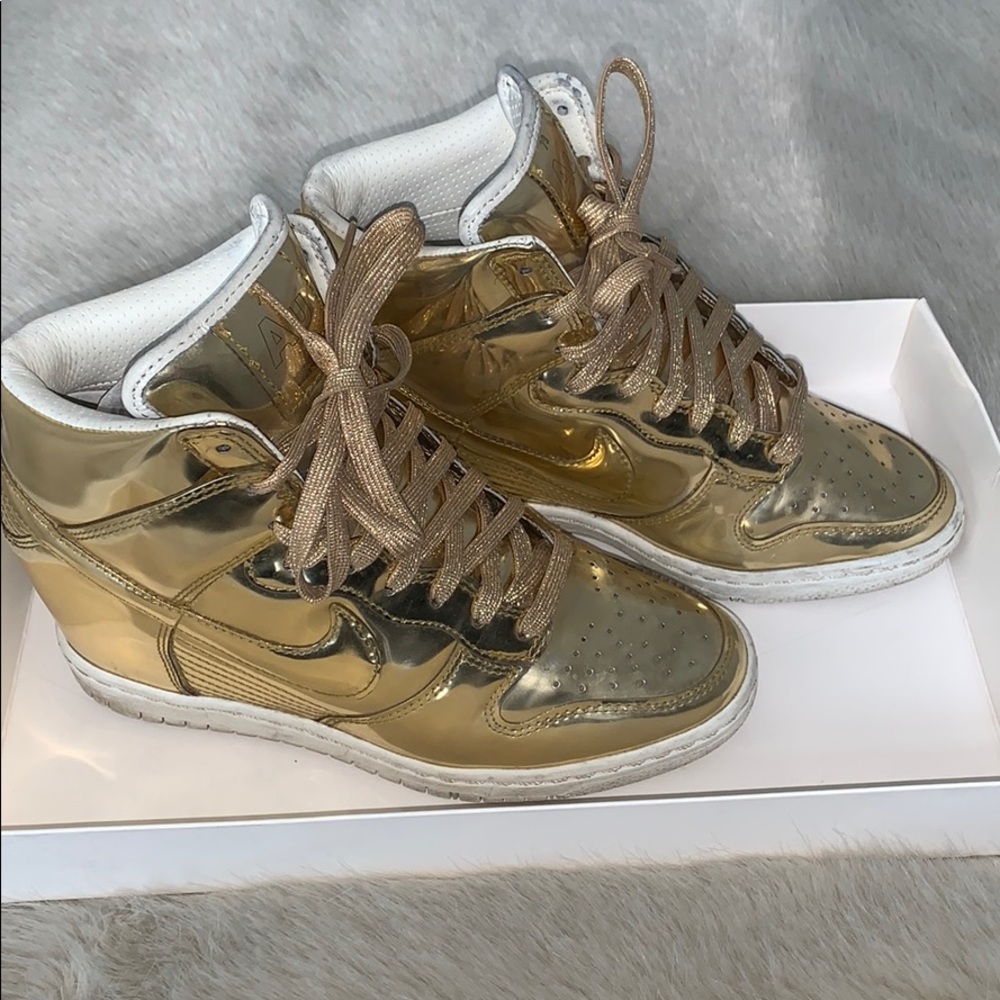 Authentic Nike Women’s Dunk Sky Hi SP Size 6 Gold